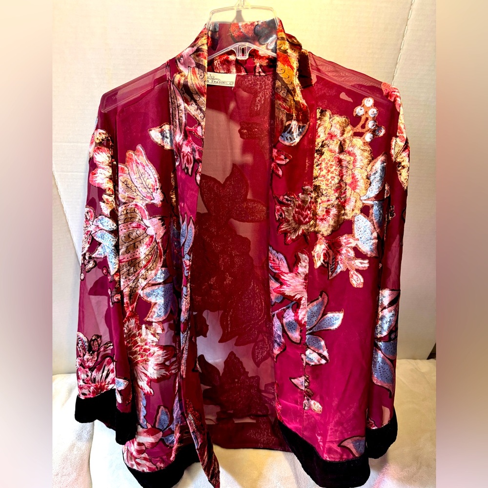 Victorian Trading Co. maroon-colored floral velvet burnout kimono robe Women’s M